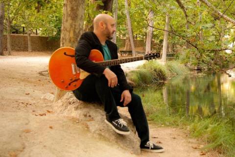 Roberto Gimeno con su guitarra.
